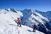 Zwei Frauen auf Skitour steigen zur Gammerspitze auf, Olperer, Fußstein und Schrammacher im Hintergrund, Gammerspitze, Schmirntal, Zillertaler Alpen, Tirol, Österreich