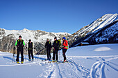 Mehrere Personen auf Skitour machen Pause, Kleiner Kaserer, Schmirntal, Zillertaler Alpen, Tirol, Österreich