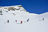 Mehrere Personen auf Skitour fahren vom Kleinen Kaserer ab, Kleiner Kaserer, Schmirntal, Zillertaler Alpen, Tirol, Österreich