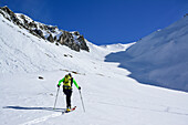 Mann auf Skitour steigt zur Frauenwand auf, Frauenwand, Schmirntal, Zillertaler Alpen, Tirol, Österreich