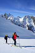 Mann und Frau auf Skitour steigen zur Frauenwand auf, Frauenwand, Schmirntal, Zillertaler Alpen, Tirol, Österreich