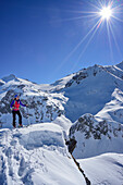 Frau auf Skitour steigt zur Frauenwand auf, Frauenwand, Schmirntal, Zillertaler Alpen, Tirol, Österreich