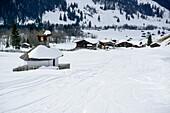 Kapelle und Bauernhöfe im Valsertal, Valsertal, Zillertaler Alpen, Tirol, Österreich