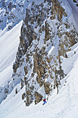 Frau auf Skitour steigt zur La Forcellina auf, Col Sautron, Valle Maira, Cottische Alpen, Piemont, Italien