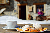 Teller mit Süßigkeiten und Kaffeetasse am Rifugio Viviere, Viviere, Valle Maira, Cottische Alpen, Piemont, Italien