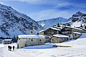 Verschneite Ortschaft St. Anna, Valle Varaita, Cottische Alpen, Piemont, Italien