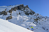 Frau auf Skitour steigt zum Monte Salza auf, Monte Salza, Valle Varaita, Cottische Alpen, Piemont, Italien