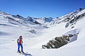 Frau auf Skitour steigt zum Monte Salza auf, im Hintergrund Monte Pence und Buc Faraut, Monte Salza, Valle Varaita, Cottische Alpen, Piemont, Italien
