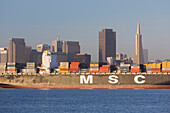 Kontainerschiff, San Francisco Skyline, Kalifornien, USA