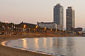 Platja de Barceloneta, Strand von Barceloneta, Arts Hotel und Torre Mapfre, Skulptur von Frank O. Gehry,  Vila Olimpica, Barceloneta, Barcelona, Katalonien, Spain, Europe