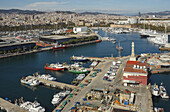 Blick über den Hafen und die Stadt, Fischerhafen und Yachthafen, Port Vell, Barcelona, Katalonien, Spanien, Europa