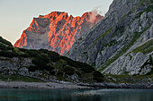 Drachensee mit Wettersteingebirge und Zugspitze bei Sonnenuntergang, Alpenglühen, bei Ehrwald, Bezirk Reutte, Tirol, Österreich, Europa
