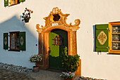 Eingang, Tür, Bauernhaus von 1734 in Seehausen am Staffelsee, bei Murnau, Blaues Land, Landkreis Garmisch-Partenkirchen, Bayerisches Voralpenland, Oberbayern, Bayern, Deutschland, Europa