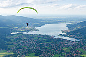 Gleitschirm-Flieger über Rottach-Egern und Tegernsee, Bayerische Alpen, Oberbayern, Bayern, Deutschland, Europa