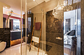 Badezimmer in einer Wohnung mit modernem Design, Hamburg, Norddeutschland, Deutschland