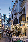 Strassenrestaurants in kleiner Gasse in Ibiza Stadt am Abend, Spanien