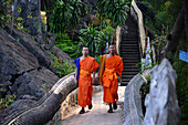 Zwei Mönche am Berg Phousi, Luang Prabang, Laos, Asien
