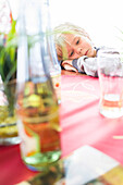 Vor einer Veröffentlichung bitte Kontakt mit der Bildagentur LOOK aufnehmen - Junge lehnt sein Kopf auf den Tisch, Cuxhaven, Nordsee, Niedersachsen, Deutschland