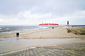 Winterliche Nordseestimmung, Containerschiff, Kugelbake, Cuxhaven, Wattenmeer, Nordsee, Elbemündung, Niedersachsen, Deutschland