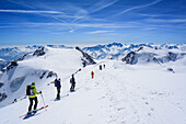 Mehrere Personen auf Skitour fahren vom Gipfel des Palon de la Mare ab, Palon de la Mare, Val dei Forni, Ortlergruppe, Lombardei, Italien