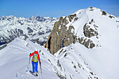 Frau auf Skitour steigt über Grat zum Piz Lischana auf, Piz Lischana, Sesvennagruppe, Engadin, Graubünden, Schweiz