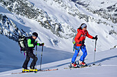 Zwei Personen auf Skitour steigen zur Dreiherrnspitze auf, Dreiherrnspitze, Ahrntal, Hohe Tauern, Südtirol, Italien