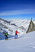 Zwei Personen auf Skitour steigen zur Dreiherrnspitze auf, Dreiherrnspitze, Ahrntal, Hohe Tauern, Südtirol, Italien