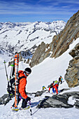 Mehrere Personen auf Skitour steigen mit Pickel und Steigeisen von der Dreiherrnspitze ab, Dreiherrnspitze, Ahrntal, Hohe Tauern, Südtirol, Italien