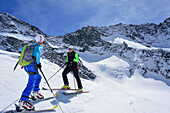 Zwei Personen auf Skitour stehen am Gletscher der Dreiherrnspitze, Dreiherrnspitze, Ahrntal, Hohe Tauern, Südtirol, Italien