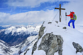 Frau auf Skitour steht am Gipfel des Grundschartner, Grundschartner, Zillergrund, Zillertaler Alpen, Tirol, Österreich