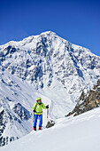 Frau auf Skitour steigt zur Vertainspitze auf, Ortler im Hintergrund, Vertainspitze, Suldental, Ortlergruppe, Südtirol, Italien
