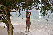 Junge Frau am Strand Chalok Ban Kao, Südküste, Insel Tao, Golf von Thailand, Thailand