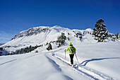 Frau auf Skitour steigt zum Munt Buffalora auf, Munt Buffalora, Ofenpass, Sesvennagruppe, Engadin, Graubünden, Schweiz