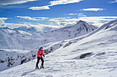 Frau auf Skitour steigt zum Schafsiedel auf, Kröndlhorn im Hintergrund, Schafsiedel, Kurzer Grund, Kitzbüheler Alpen, Tirol, Österreich
