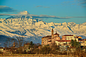 Monte Viso mit Fossano, Fossano, Piemont, Cottische Alpen, Italien