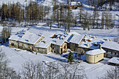 Verschneite Ortschaft Pratorotondo, Valle Maira, Cottische Alpen, Piemont, Italien
