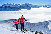 Zwei Personen auf Skitour steigen zum Sonntagshorn auf, Berchtesgadener Alpen im Hintergrund, Sonntagshorn, Chiemgauer Alpen, Salzburg, Österreich