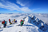 Gruppe von Personen am Gipfel des Sonntagshorn, Wilder Kaiser und Reifelberge im Hintergrund, Sonntagshorn, Chiemgauer Alpen, Salzburg, Österreich