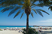 Sonnenschirme und Menschen am weissen Strand, Nissi Beach bei Agia Napa nordöstlich von Larnaka, Larnaca District, Zypern