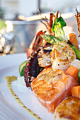 Meeresfrüchte  im Gartenrestaurant mit Abendsonne im Le Meridien Hotel, Limassol, Limassol District, Zypern