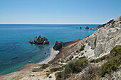 Steile Küste mit Felsen der Aphrodite, Pétra tou Romioú, Region Pafos, Südwest Zypern
