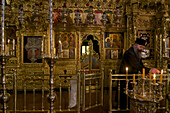 Griechisch orthodoxe Kirche des Klosters Kykko, Altar mit Ikonen und Popen, Troodos Gebirge, Zypern