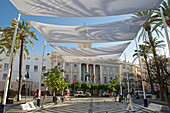 Plaza de San Juan de Dios mit Palmen und Sonnensegeln, Cadiz, Andalusien, Spanien