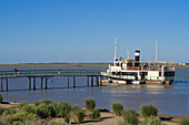 Steg und Dampfer am Guadalquivir, Parque Nacional Coto de Donana, Coto Donana, Provinz Huelva, Andalusien, Spanien