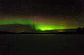 Ein Nordlicht über dem See namens Luirojärvi, Urho Kekkonen Nationalpark, finnisch Lappland, Finnland