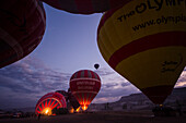 Ballonfahrer früh morgens in Göreme, Kappadokien, Türkei