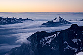 Das Stellihorn ragt am frühen Morgen aus dem Wolkenmeer, Südliche Vispertäler, Walliser Alpen, Kanton Wallis, Schweiz