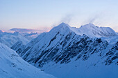 Die Gipfel namens Il Madone und Campanile mit Windfahnen früh morgens, Cristallinagebiet, Lepontinische Alpen, Kanton Tessin, Schweiz