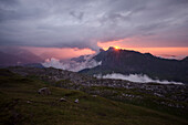 Die Sonne versinkt hinter dem Druesberg, im Vordergrund die Karstfelder des Bergs namens Silberen, Glarner Alpen, Kanton Schwyz, Schweiz