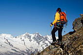 Eine Bergsteigern auf dem Südgrat des Weissmies, dahinter, von links nach rechts, Alphubel, Täschhorn, Dom und Lenzspitze, Walliser Alpen, Kanton Wallis, Schweiz